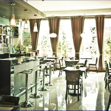 Avitel Hotel Makati City Esterno foto