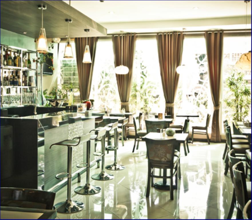 Avitel Hotel Makati City Esterno foto