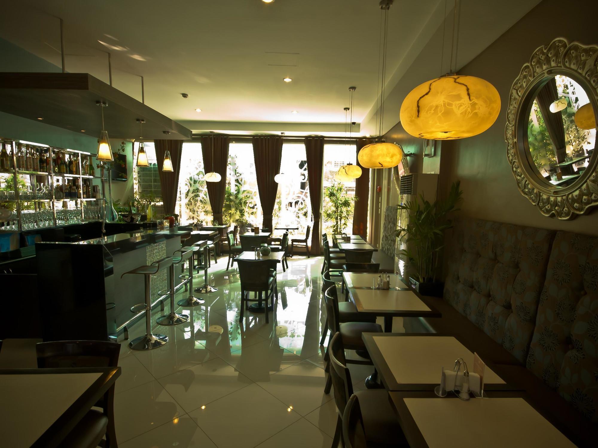 Avitel Hotel Makati City Esterno foto