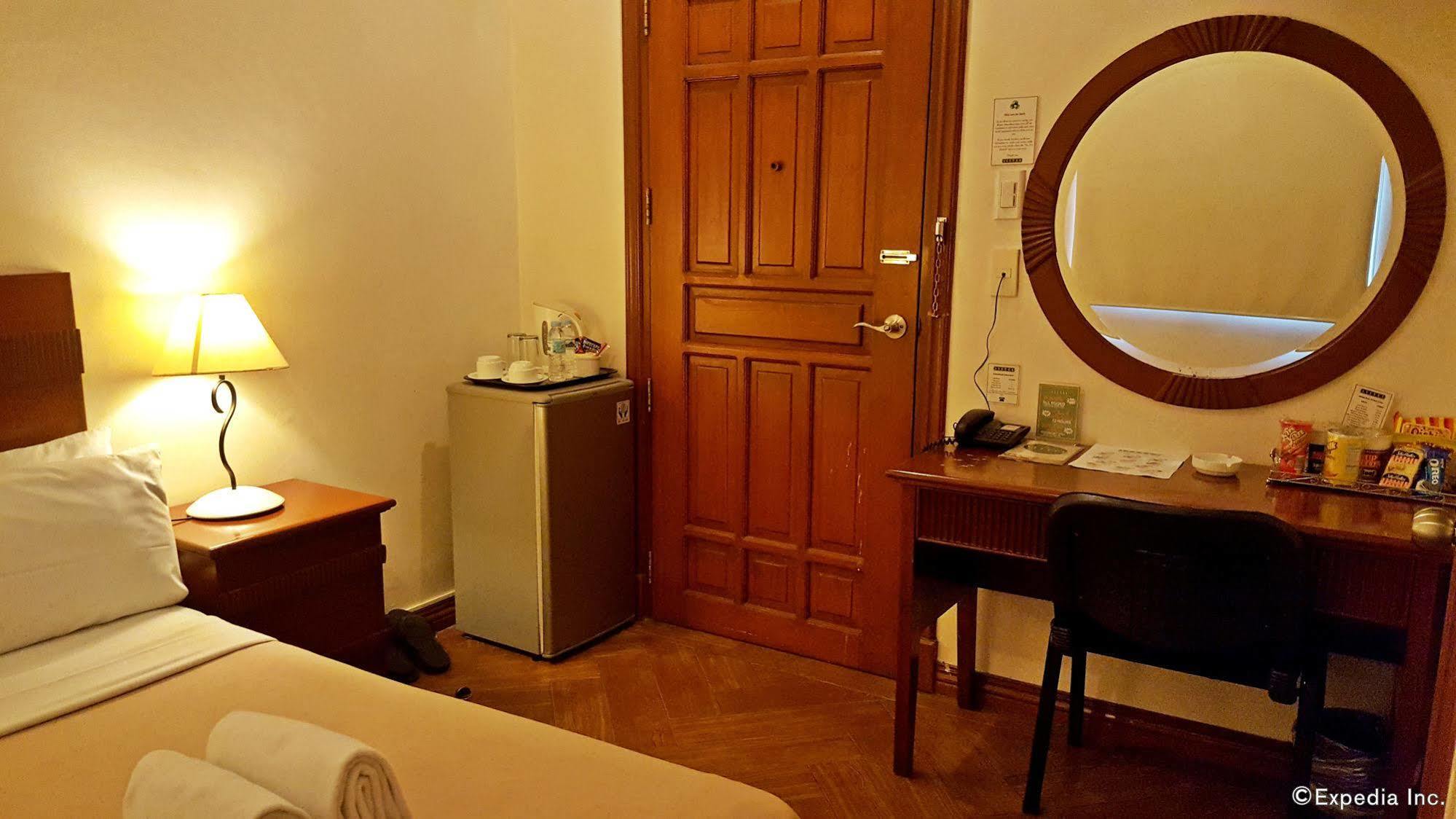 Avitel Hotel Makati City Esterno foto
