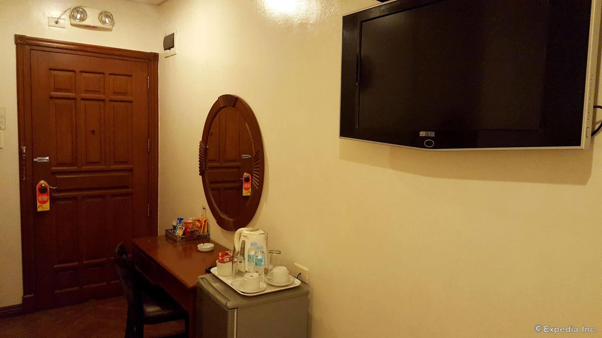 Avitel Hotel Makati City Esterno foto
