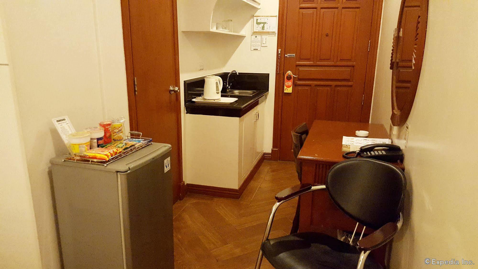 Avitel Hotel Makati City Esterno foto