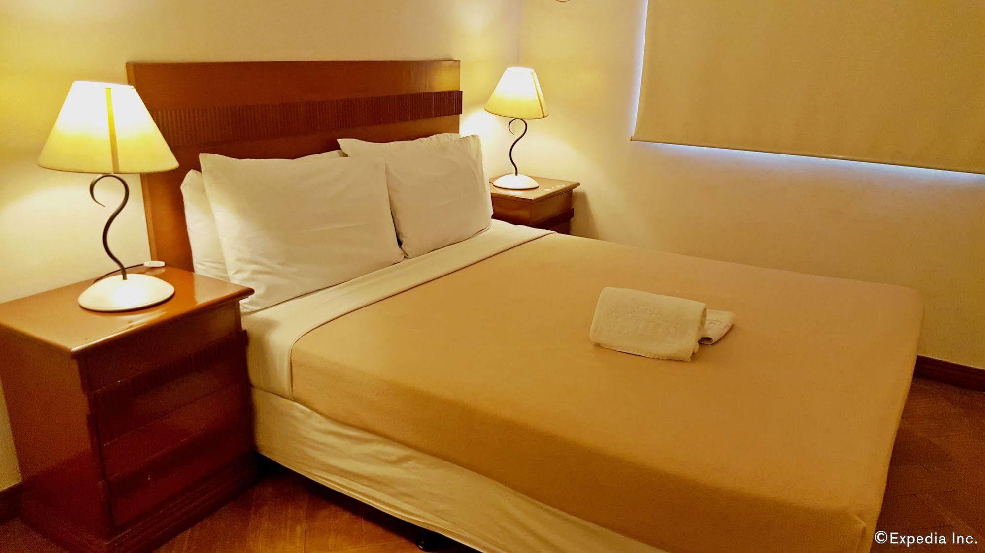 Avitel Hotel Makati City Esterno foto