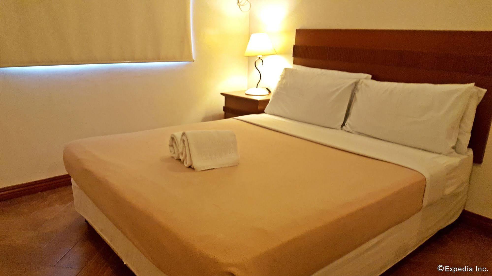 Avitel Hotel Makati City Esterno foto