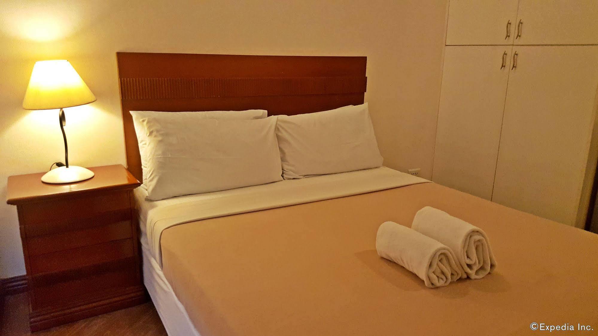 Avitel Hotel Makati City Esterno foto