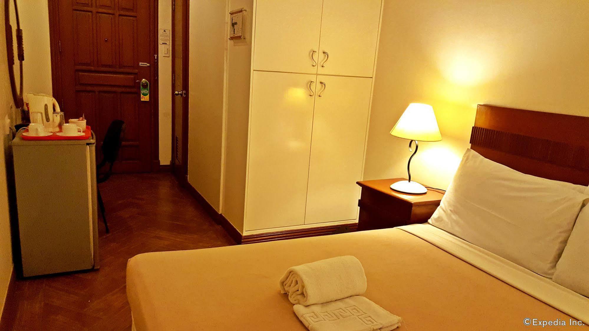 Avitel Hotel Makati City Esterno foto