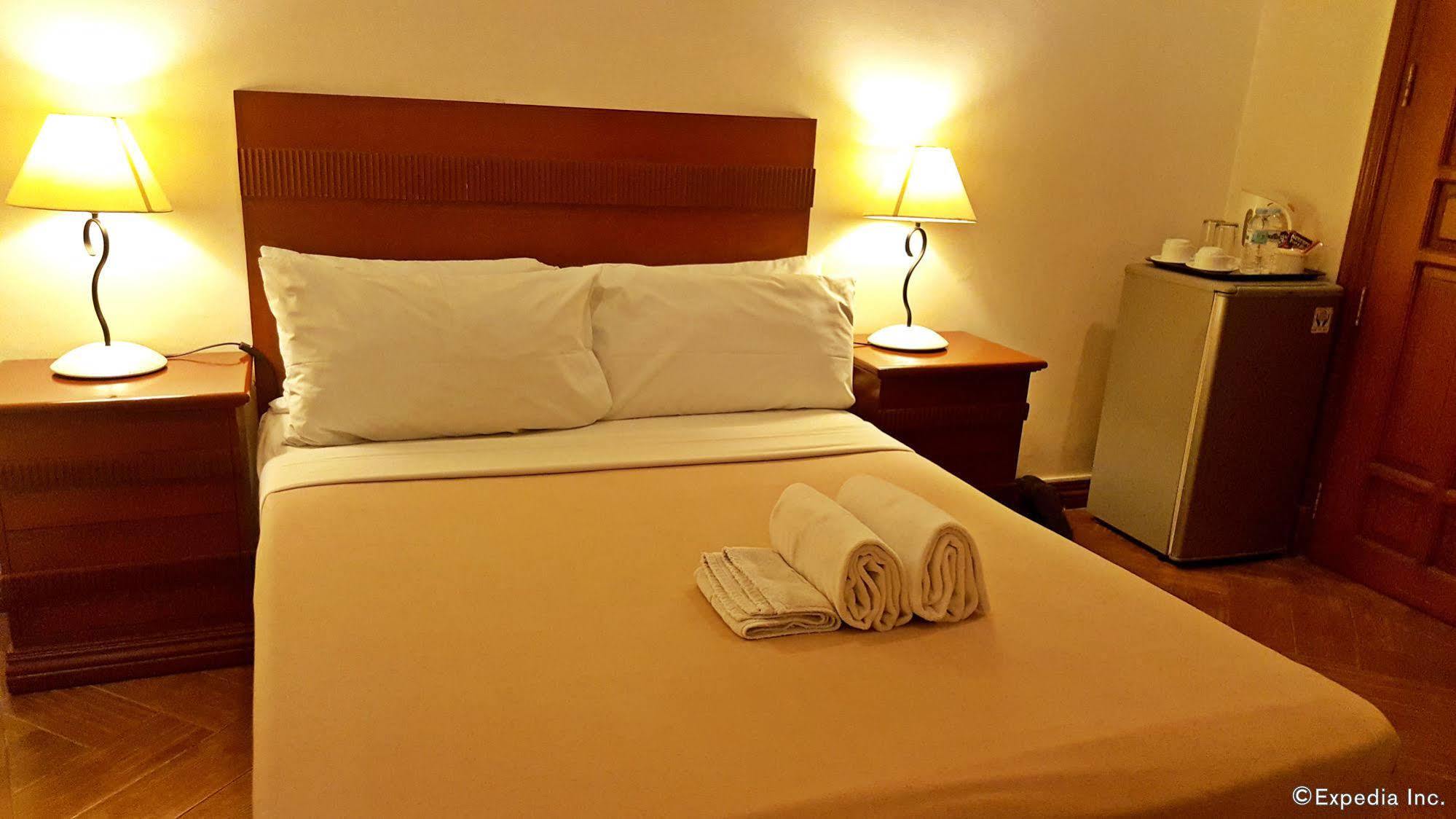 Avitel Hotel Makati City Esterno foto