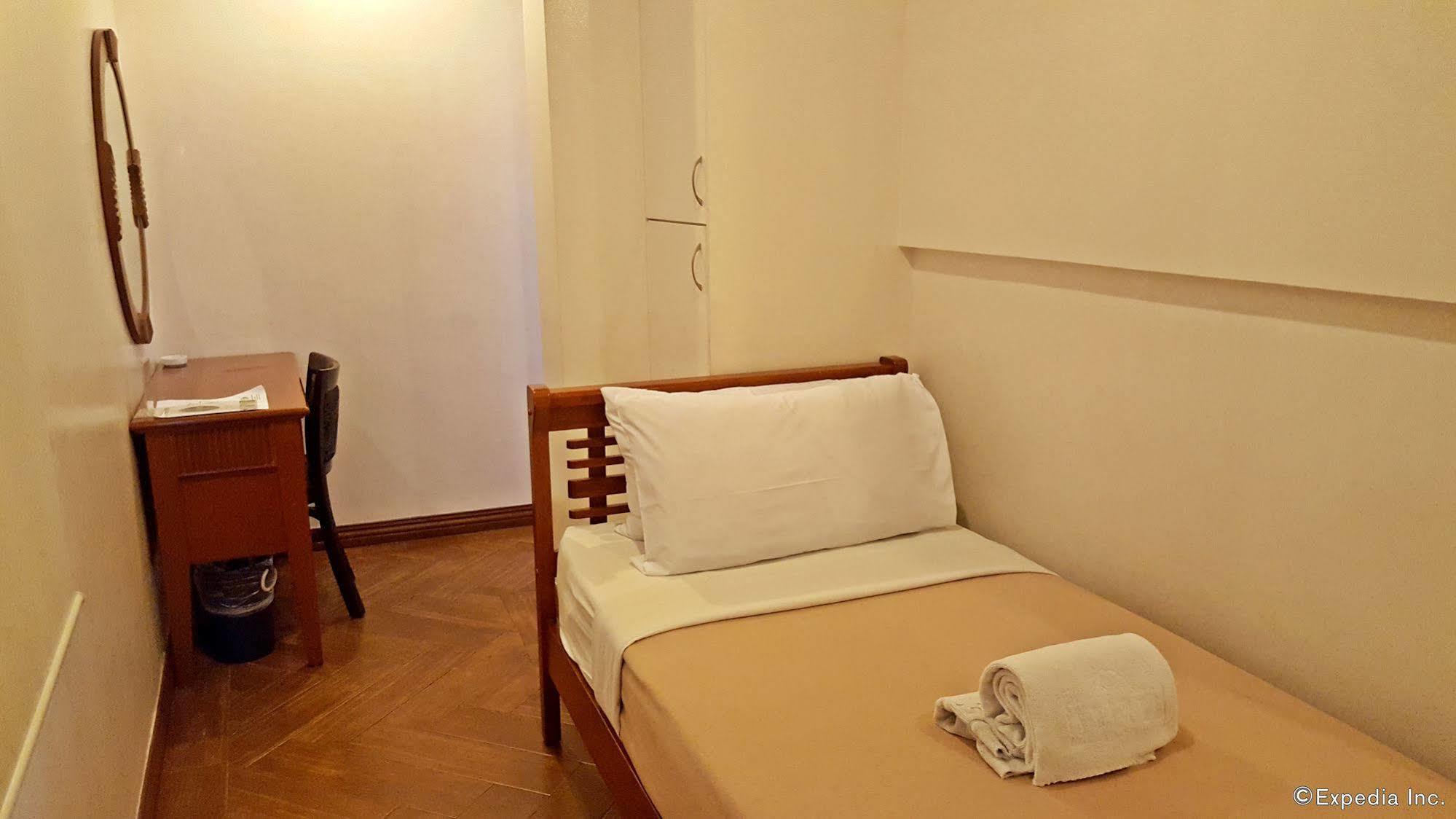 Avitel Hotel Makati City Esterno foto