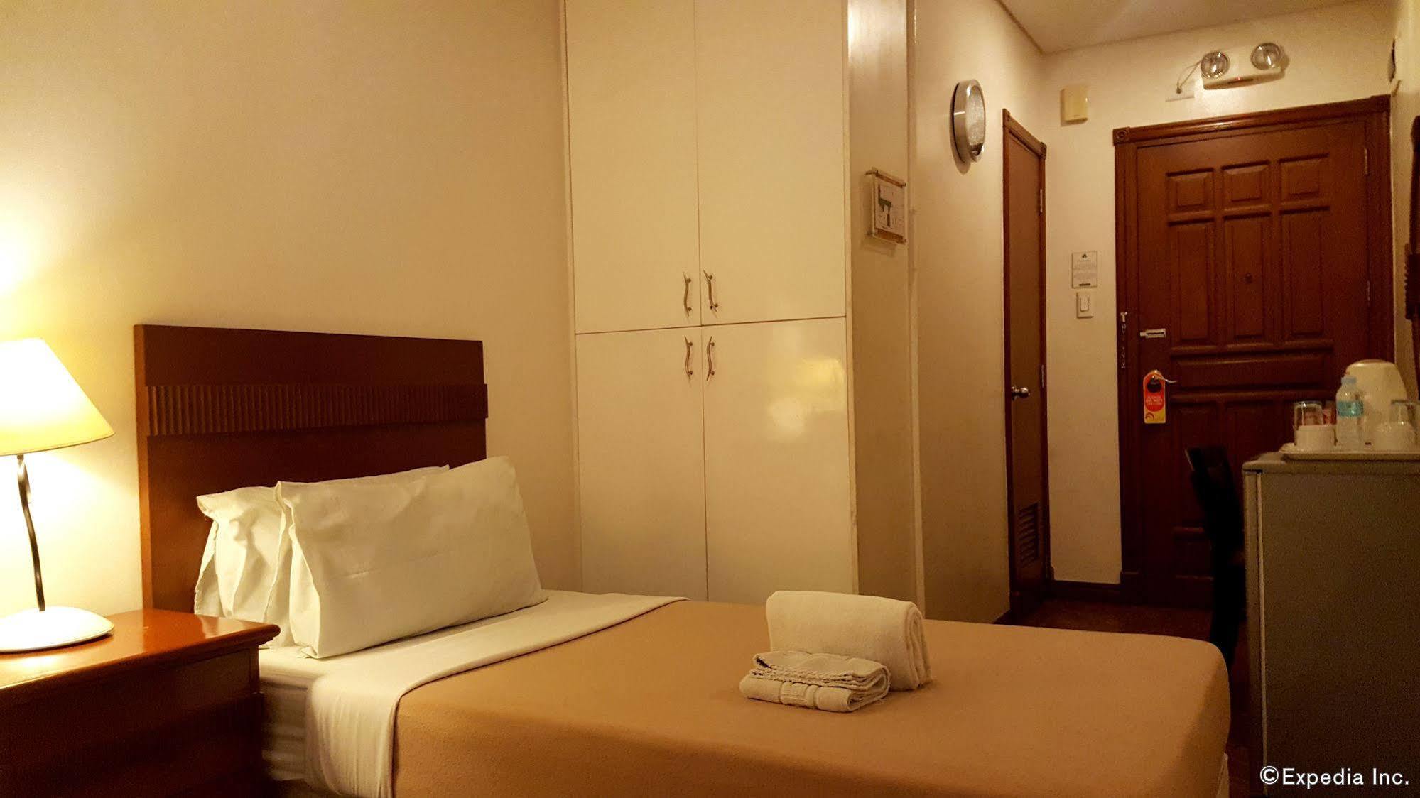 Avitel Hotel Makati City Esterno foto