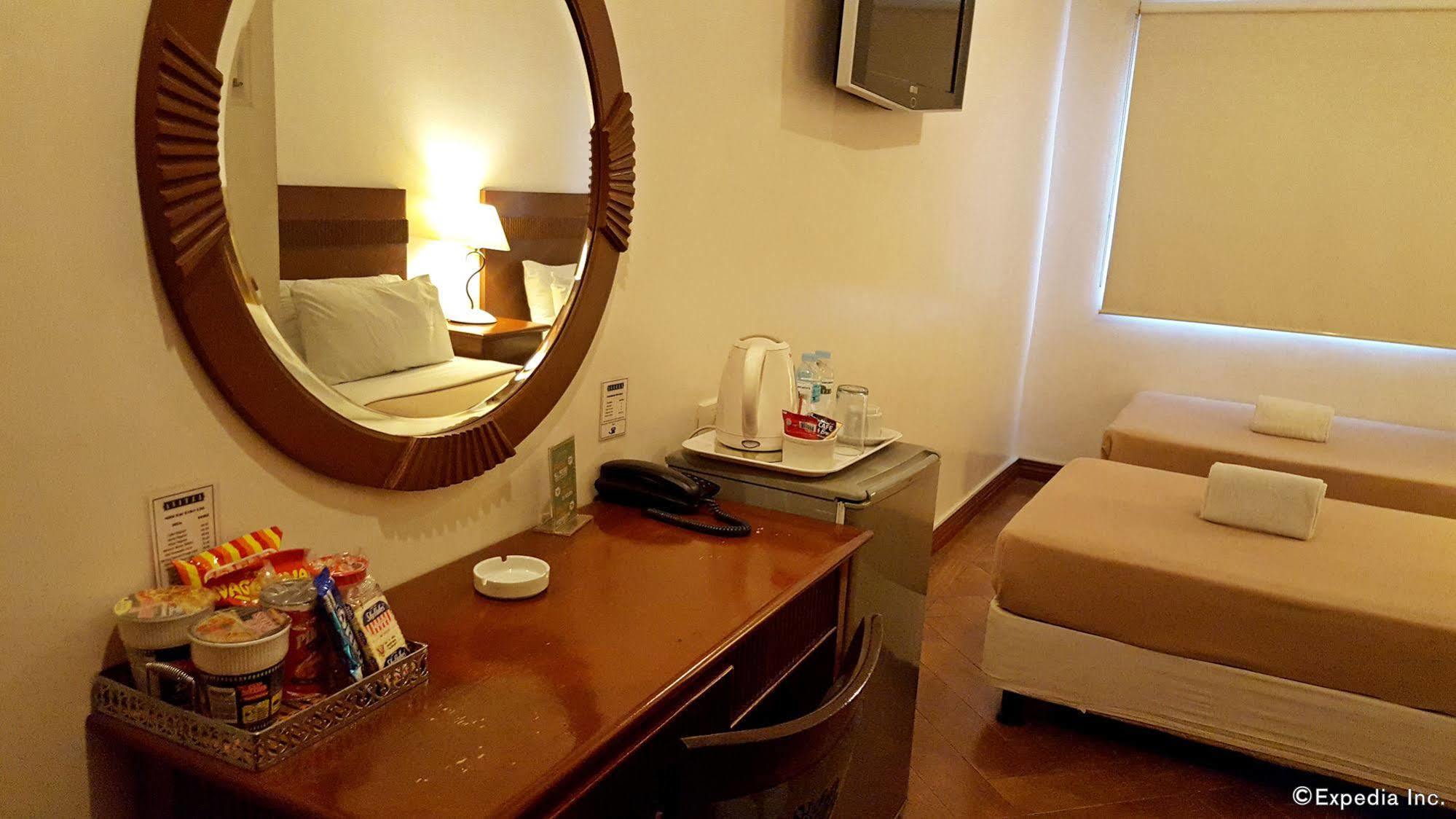 Avitel Hotel Makati City Esterno foto