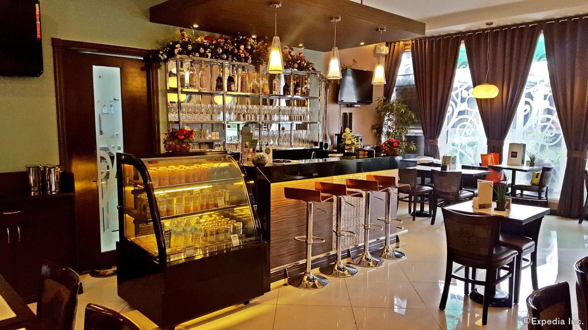 Avitel Hotel Makati City Esterno foto